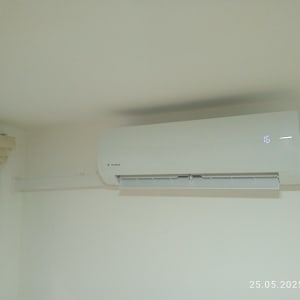 מזגן מותקן על קיר עם תצוגת טמפרטורה