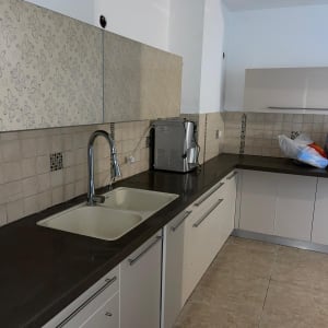 כיור מטבח עם ברז, משטח עבודה נקי