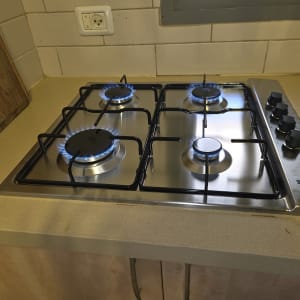 כיריים גז עם להבות כחולות במטבח