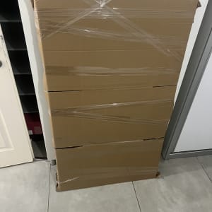 ארגז קרטון גדול עטוף בניילון על רצפה