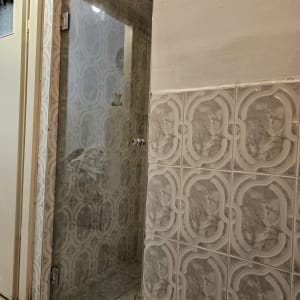 דלת זכוכית למקלחת עם אריחים מעוצבים
