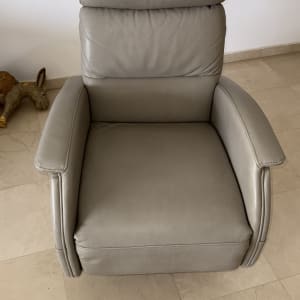 כורסה אפורה על רצפת שיש