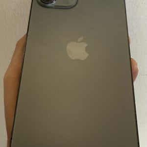 אייפון אפור עם שלוש מצלמות בגב המכשיר