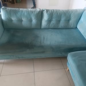 ספה כחולה עם כתמים על הרצפה