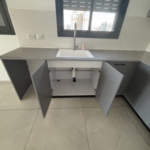 מטבח עם כיור פתוח וארונות פתוחים