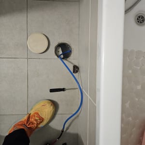 כלי עבודה וצינור כחול בבדיקה לנזילות ברצפה