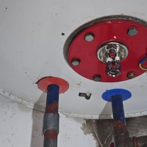 חיבורים חשמליים על דוד מים עם כבלים צבעוניים