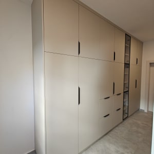 ארון קיר גדול עם דלתות ומדפים