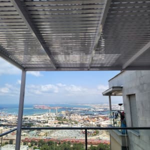 פרגולה מאלומיניום עם נוף לים ולעיר
