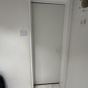 דלת לבנה עם קיר לבן מסביב