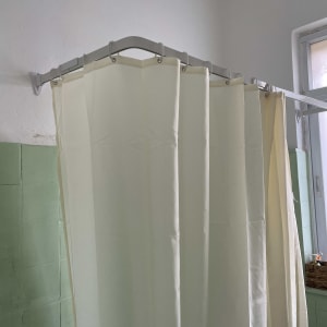 התקנת המוט לקיר. 