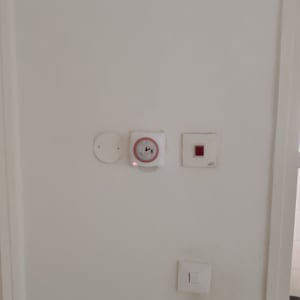 שעון טיימר ומתגים על קיר לבן