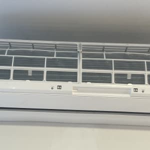 מזגן עם מכסה פתוח ומסנן גלוי