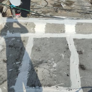 גג עם שכבת איטום לבנה וחומרי איטום נוספים