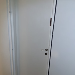 דלת לבנה עם ידית מתכת כסופה