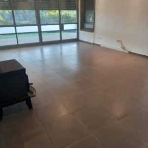 רצפה נקייה עם אריחים גדולים בחדר ריק