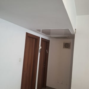 תקרת גבס במסדרון עם דלתות עץ