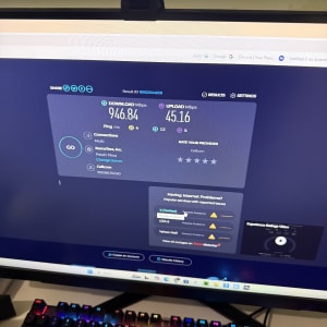 בדיקת מהירות אינטרנט על מסך מחשב עם מקלדת צבעונית