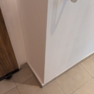 חוט טלפון על קיר ליד רצפה