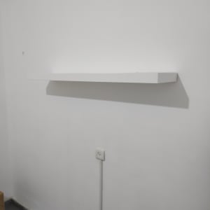 מדף לבן מותקן על קיר לבן