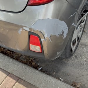 פגוש רכב עם נזק צבע בחניה