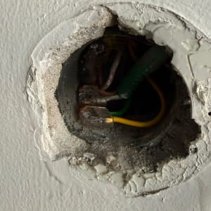 חוטי חשמל בתוך קיר עם חיבורים