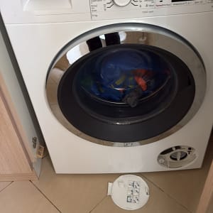 מכונת כביסה בוש עם בגדים בפנים