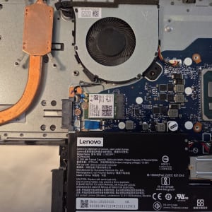 פנים מחשב נייד עם מאוורר, לוח אם וסוללה