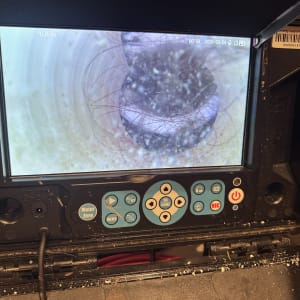 מסך מצלמה מראה תמונה פנימית של צינור