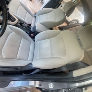 מושבי רכב בהירים עם כתמים קלים לניקוי