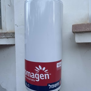דוד חשמל מותקן על קיר חיצוני