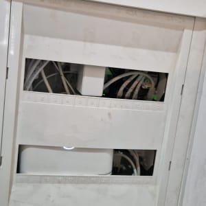 ארון תקשורת עם כבלים וחיבורים