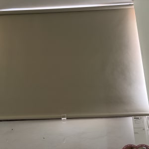 וילון גלילה מותקן על קיר לבן