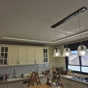 סולם במטבח עם תאורה תלויה מהתקרה