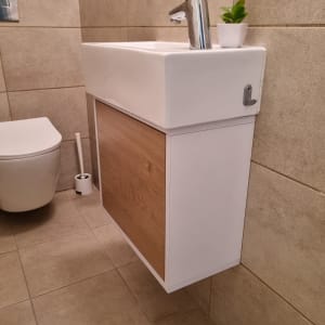 ארון עץ מתחת לכיור בחדר אמבטיה