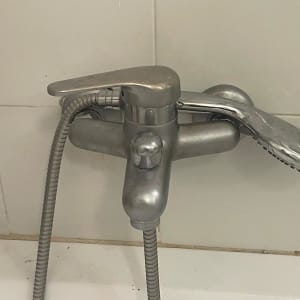 ברז אמבטיה עם ידית ומקלחת