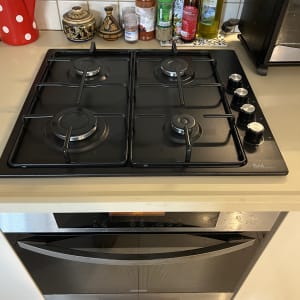 כיריים גז עם ארבעה מבערים וכפתורי שליטה