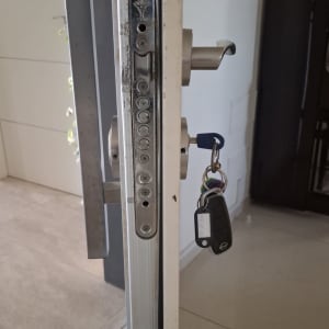 מנעול דלת עם מפתח תלוי