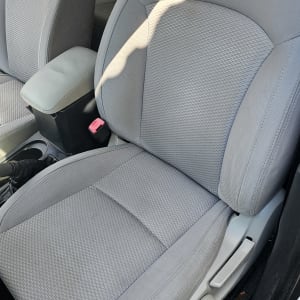 מושב רכב אפור נקי עם משענת יד