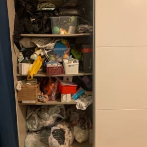 ארון מבולגן עם בגדים וצעצועים