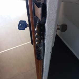מנעול דלת עם מפתח כחול