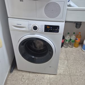 מכונת כביסה ומייבש בחדר כביסה