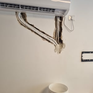 תיקון קיר עם מזגן וצינורות חשופים