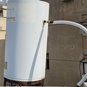 דוד שמש עם צינור מחובר על גג בניין