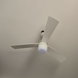 מאוורר תקרה לבן מותקן על תקרה בחדר