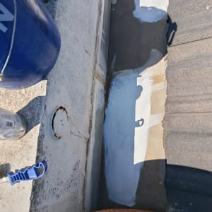 תיקון גג עם חומרי איטום וכלים