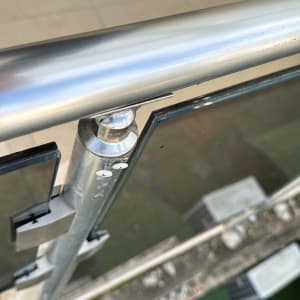 מעקה מתכת עם זכוכית, חלק מעבודת בדק בית