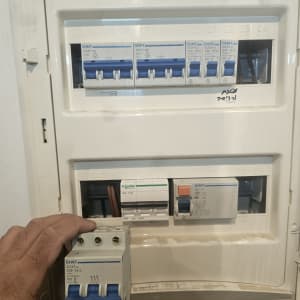 לוח חשמל עם מפסקים וחיווט חשמלי