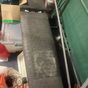 מזרן מתקפל עם כיתוב KETTLER על רקע ירוק