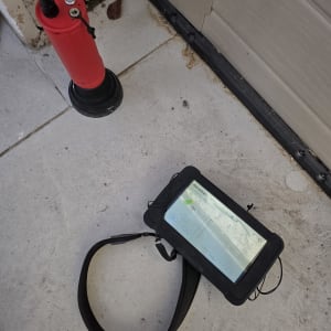 מכשיר לגילוי נזילות מים על רצפה ליד קיר